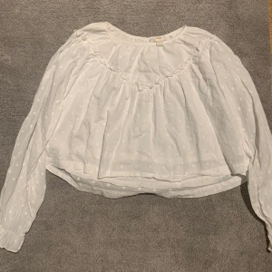 Vit blus från Gina tricot - Säljer den här vita blusen från Gina tricot. Jätte fint skick, inga defekter. Kommer inte till användning😊