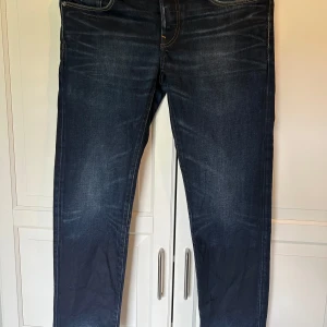 G-Star Jeans - Tja säljer ett par G-Star byxor. Har nån färgfläck bak men inget som syns vid användning, och en hälla är av fram vid midjan men inget som syns heller vid användning. Strl 30/32. Nypris 1200kr. Fraktar gärna, finns och hämta i Bollebygd annars!  
