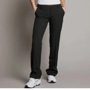 Kostymbyxor Vera petit - Superfina aldirg använda kostymbyxor från Bikbok, modell Vera 