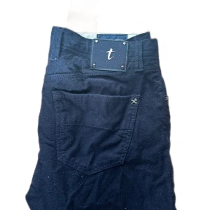Tramarossa jeans - Tramarossa Jeans - Nästan nya!  Säljer ett par Tramarossa jeans i toppskick, knappt använda och ser nästan nya ut. Fantastisk passform och hög kvalitet. Perfekta för dig som söker stil och komfort!  W36,L31  Ops!!! (pris kan diskuteras) 