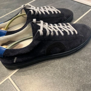 Oliver Cabell skor - Oliver Cabell skor   Sparsamt använda, det enda spåret av användning är det man ser inuti skon på sulan.  Köpta för nypris 2600, Åkte även på en tullavgift på +1400kr som jag vet att alla som beställer därifrån till EU gör. (eftersom det är USA)