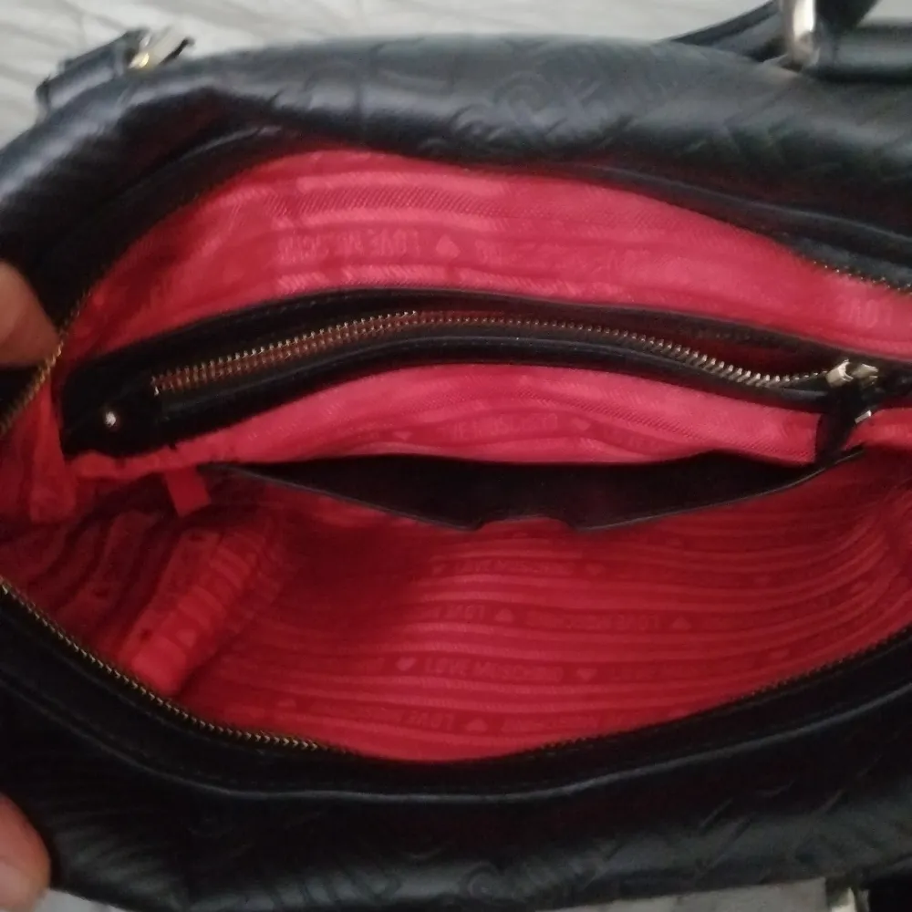 Mycket bra skick äkta såklart Endast swish betalning Köparen står för frakt . Laukut & Käsilaukut.