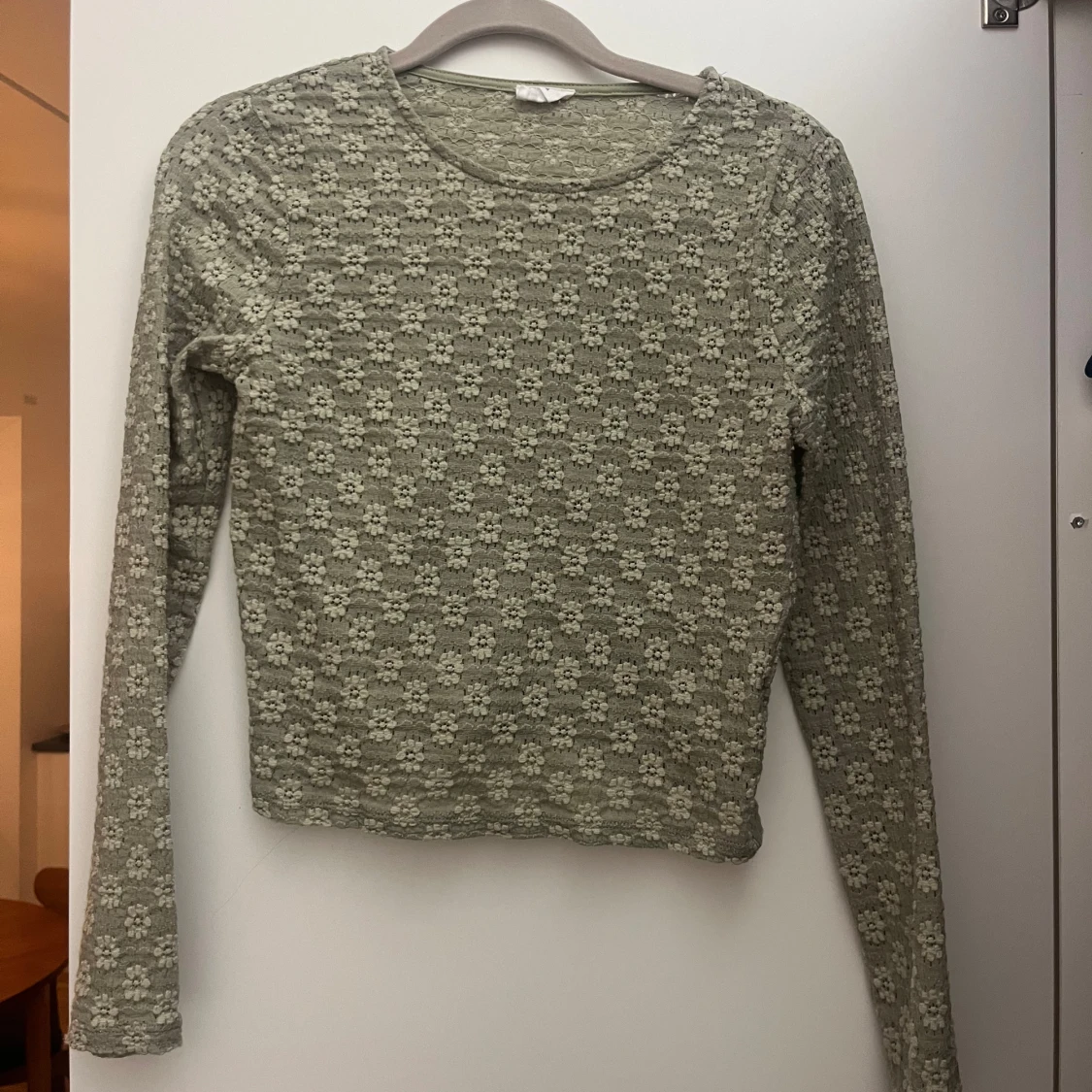 Grön topp med blommorđđ