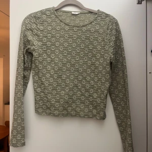 Grön topp med blommor💚💚 - Fin långärmad topp med blommor sydda i tyget💚 lite croppad, väldigt sparsamt använd och inga defekter🫶🏻 strl. S men passar även xs