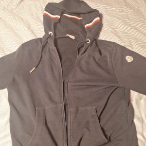 Moncler Zip-hoodie - Säljer eller byter min moncler tröja, använt fåtal gånger skick 8/10 hör av dig vid frågor