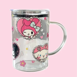 Sanrio hjärtan mugg  - 1000ml (1L)   Helt ny mugg med stålsugrör och sugrörsborste. Dessa muggar kräver extra omvårdnad (Instruktioner medföljer) kolla händelsen 🧋på instagram för video på hela muggen🩷