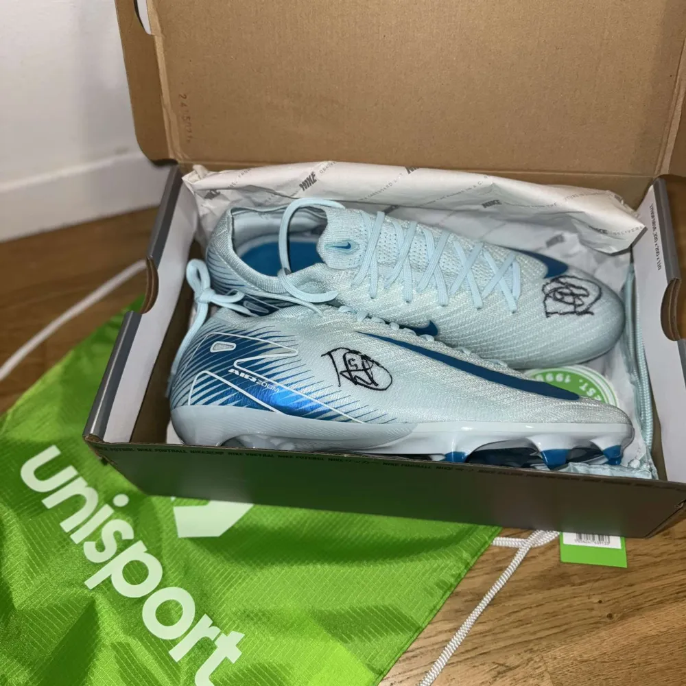 Hej vann ett par signerade Nike mercurial vapor av senaste modellen signerade av rasmus hojlund(Manchester united) tror de ska vara helt nytt par så helt nya vann de av unisport.  Kan tänka mig byte också i stl 41 nike eller 40 2/3 adidas. Skor.