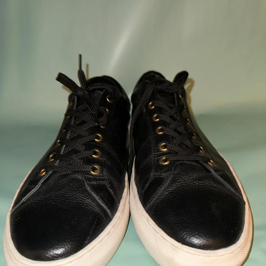 Svarta sneakers med vita sulor - 1