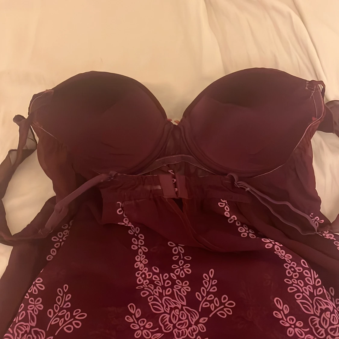 Vinröd nuisette med blommigt mönster - 1