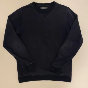 sweatshirt från dressman - Basic svart tröja ifrån dressman, den är i väldigt bra skick använd max 5-6 gånger, skriv vid minsta fråga eller fundering💯👍