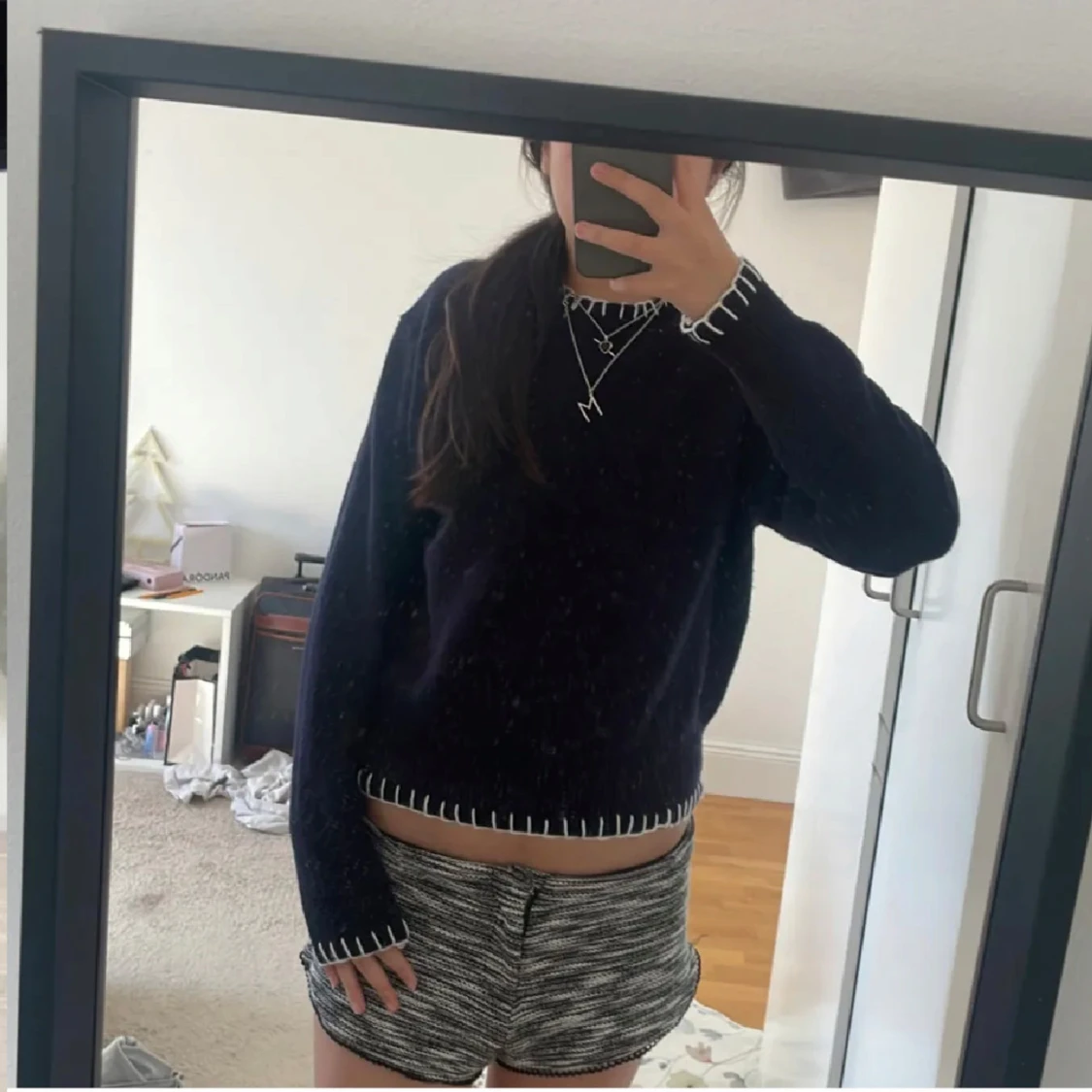 Mörkblå tröja med vita detaljer