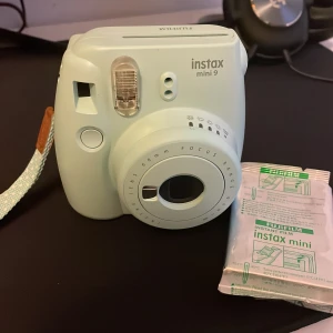 Polaroid Kamera Instax mini 9 - Säljer min Instax mini 9 då jag inte använder den! Den är i perfekt skick, endast använd några få gånger, och du får med ett paket bilder med den. Pris går att diskuteras