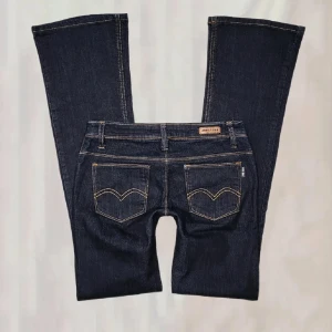 Mörkblå bootcut jeans - Snygga lågmidjade bootcut jeans köpta på plick Fortfarande i fint skick och har varit mina favoritjeans länge men de är tyvärr för små nu. Midjemåttet är 74cm och innerbenslängden 85cm. De har inga defekter. Sista bilden är hur jeansen satt på mig när de fortfarande passade men tajta! 