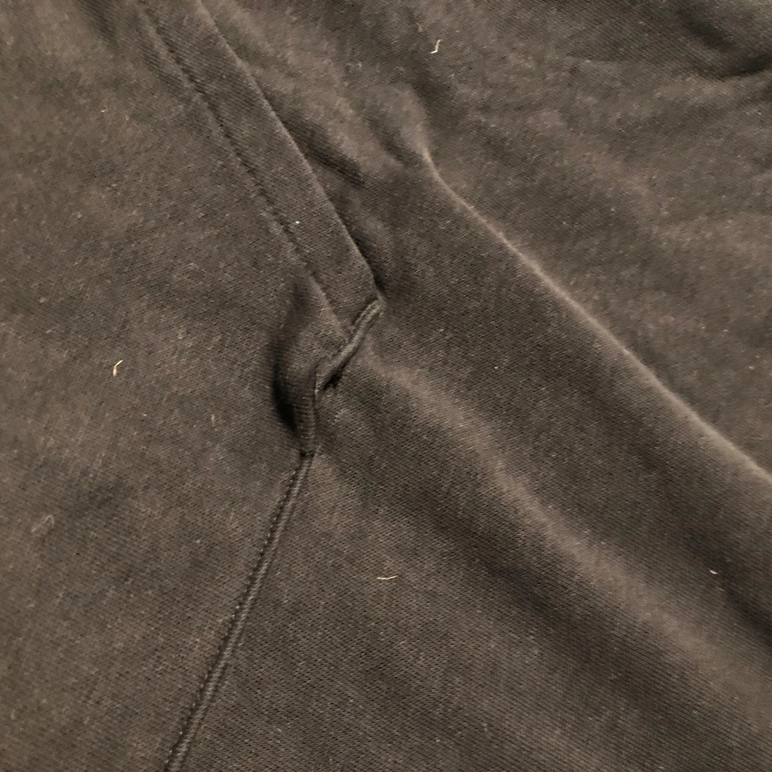 Svart hoodie från WARR - 3