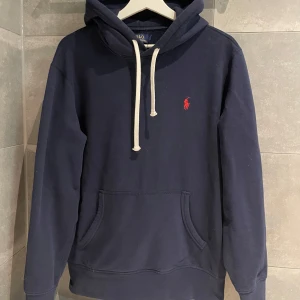 Mörkblå hoodie från Ralph Lauren - Hola👋🏼•Säljer en stilren mörkblå hoodie från Ralph Lauren•Skick 9/10• Storlek M• Pris 1200kr•Skriv pm för fler frågor och bilder• Caio 👋🏼