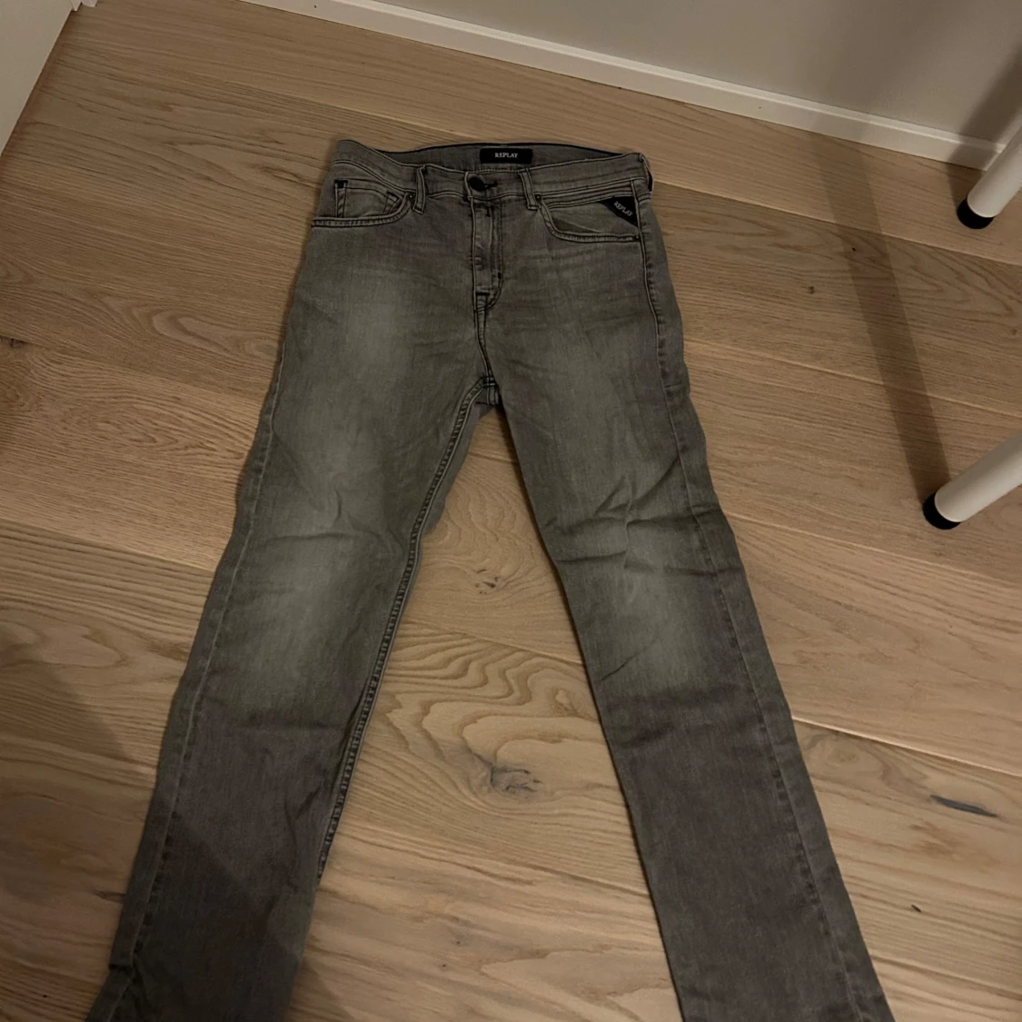 Grå jeansbyxor från Replay - 1