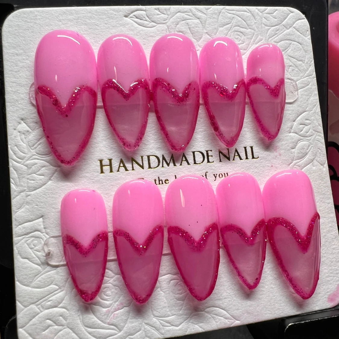 Handgjorda rosa lösnaglar med hjärtdesign - 1