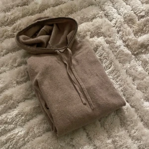 Kashmir tröja från Paul Costelloe  - Säljer en supermjuk beige hoodie i Kashmir| skick: 9/10| Inga defekter| Storlek M| Passar någon som bär S/M| har du några frågor tveka inte att höra av dig♠️