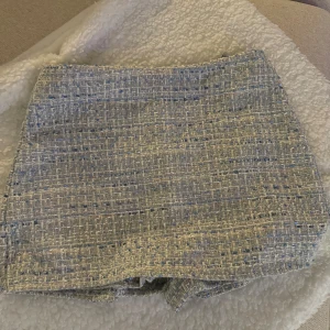 Kjol/shorts - Glittrigt fint broderat tyg. Använd 1 gång