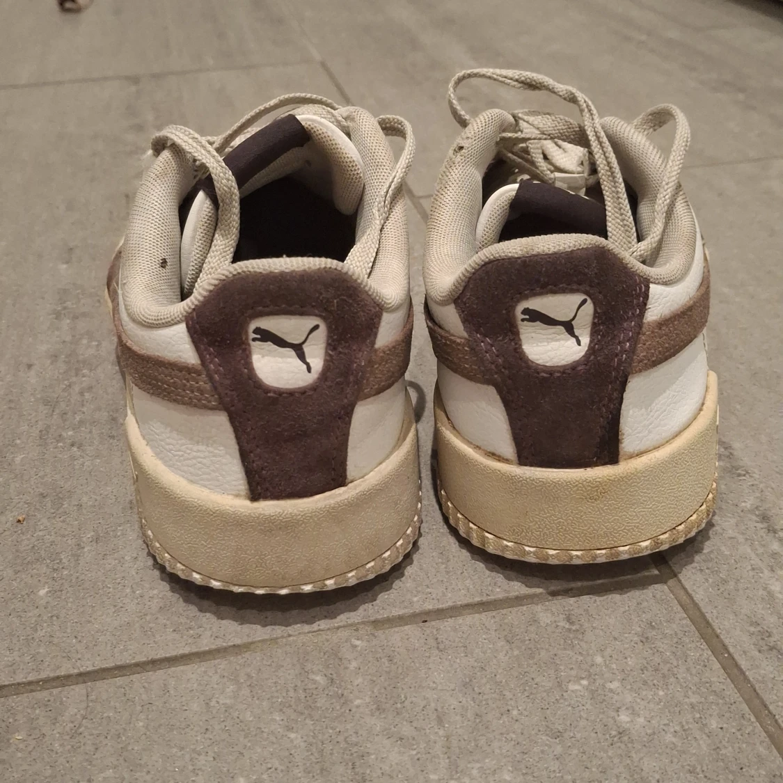 Vita och lila sneakers från Puma - 3