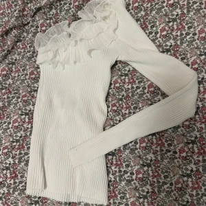 One shoulder topp  - Vit topp med en ärm. Volang upptill. Normal storlek XS. 75 kr