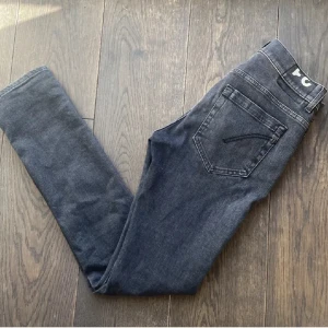 Dondup jeans - Säljer dessa brallor från dondup i model George, byxorna är i bra skick och inga defekter. Skriv priv för mer info