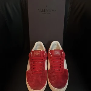 Valentino flycrew - säljer nu dessa flycrews, saknas 3 nitar på vänstra skon och fyra på högra. box ingår, har tyvärr inget kvitto