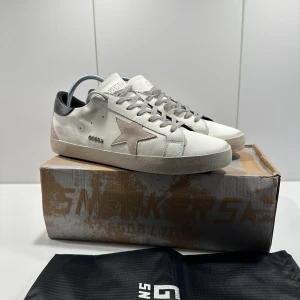 Golden Goose skor - Säljer nu mina golden goose skor då de var för små, kommer med allt original och är helt nya endast testade här hemma! Storlek 45 men passar lite olika. Extremt eftertraktade och svåra att finna i dessa storlekar samt skick, perfekta för våren👌 Skriv vid intresse!