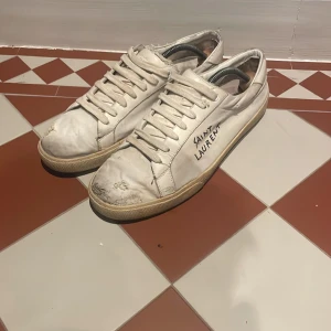 Saint Laurent skor - Säljer mina ysl skor! Skick 4/10. Dem har gjort sitt så försöker bara bli av med dem. Priset kan diskuteras. Väldigt smutsiga men om man tar sin tid att göra de rena borde de nog bli lite fräschare 