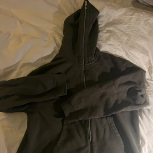 CACTUS JACK X JORDAN HOODIE - Säljer denna mörkgröna, unika och softa hoodie/overshirt från Jordan i samarbete med artisten Travis Scott’s skivbolag och märke Cactus Jack. Tröjan är lite oversized så den kan agera som både en hoodie och en overshirt.  Köptes väldigt nyligen i Japan på en Jordan butik i Shibuya, knappt använd. Ny pris var ca 2000 svenska kronor. Såklart äkta. Perfekt för dig men en mer unik stil eller om du letar efter något som garanterat ingen annan har. Skriv om frågor! Inga defekter. Passar både S och M.