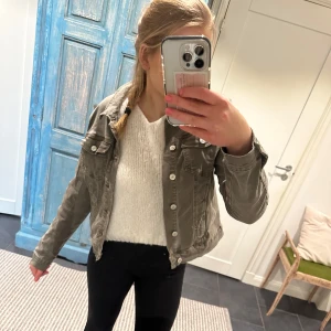 Grön jacka från Sincerely Love - Snygg grön jacka från Sincerely Love i storlek L., skulle dock säga att det är en s då jag har m egentligen. Jackan har en klassisk design med knappar framtill och en skön krage. Perfekt för en stilren look!🥰