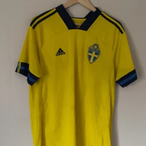 Sverige-tröja - Adidas (Fotboll) - Märke - Adidas Sport - Fotboll  Land - Sverige 🇸🇪  Kön - Herr Storlek - XL Ordinarie pris - 1 000kr Köptes på affären XXL Färg - gul/blå Perfekt tröja för träning eller bara för att ha på sig! Snygg och har inga fläckar eller skador, passar som bäst när Sverige spelar match!! Har använts 3-5 gånger