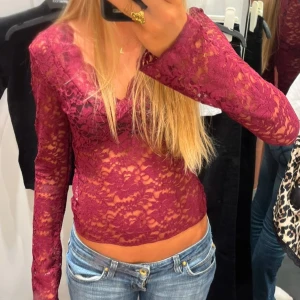 Vinröd spetströja - säljer denna superfina spetströjan som aldrig har kommit till användning tyvärr!!🩷💓💞💞💖💗💘💞