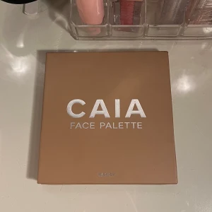 CAIA Face Palette Sassy  - Säljer Caia face palette i Sassy🥰 jag har bara använt bronzern i paletten, Highlightern, rougen och countouren är testad ett par gånger💕