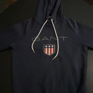 Mörkblå hoodie från GANT - Säljer min Gant hoodie. Har haft ganska länge men ser fortfarande ny ut.