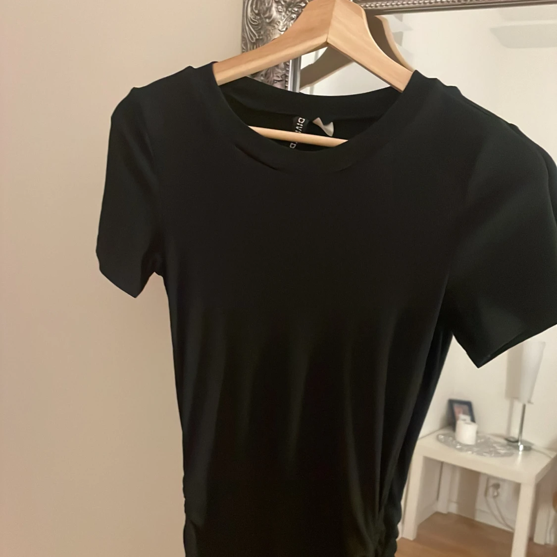 Svart klänning med rynkdetalj