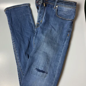 Jacob Cohën jeans - Säljer mina jacob cohän jeans i size 34-34 men passar även 33-33, jeansen är i slim fit och är i jätte bra skick. Jeansen har lite slitningar på framsidan vilket gör en stilig tutch