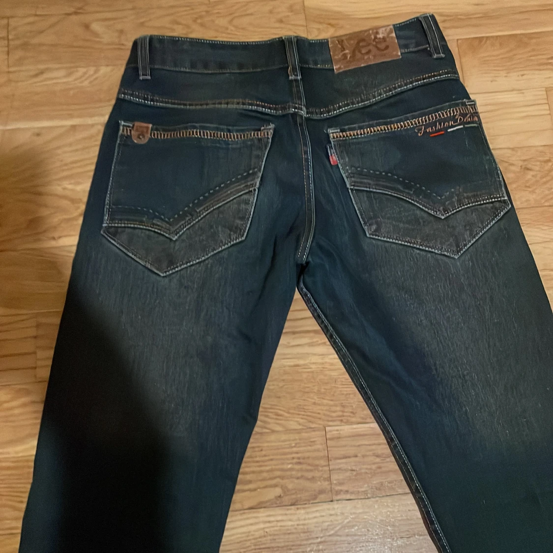 Mörkblå jeansbyxor från Lee