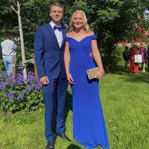 Blå offshoulder långklänning - Säljer nu min fina balklänning med offshoulder-design. Endast använd en kväll så skulle säga att den är i nyskick.  Klänningen har en figurnära passform som framhäver silhuetten och är perfekt för festliga tillfällen. Klänningen är ”kungsblå” och är glittrig i tyget vilket tyvärr inte framgår på bilderna! Den har inbyggd BH och korsettstruktur vilket gör att den sitter jättefint, materialet är även rätt stretchigt. Köpte den för 3500kr på Ruths i Västerås💙Bara att höra av sig för fler bilder✨