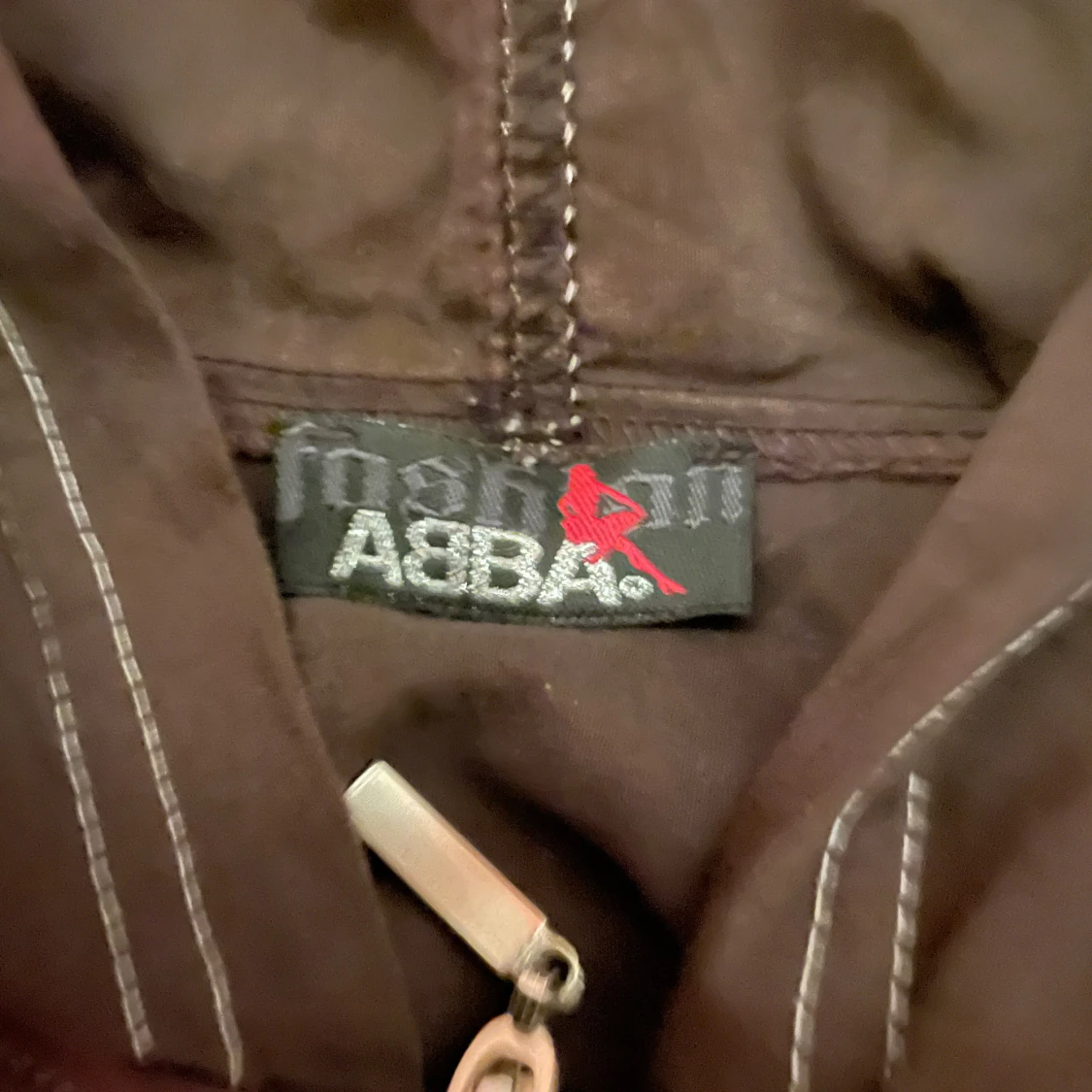 Brun vintage huvtröja med coola detaljer från från ABBA - 1