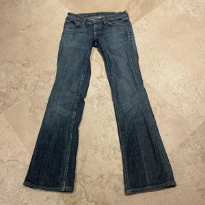 Jeans  - Lågmidjade jeans i jätte snygg mörkblåfärg, säljer då de var för små 💞