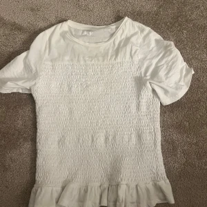 Vit topp från Gina Tricot - Säljer denna jättefina topp från Gina tricot. Använd typ 2 gånger så den är som ny, storlek 158/164