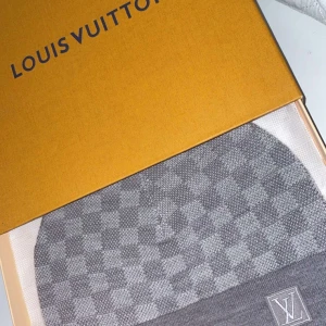 Louis Vuitton mössa helt äkta box ingår pris kan diskuteras  - Säljer en elegant grå mössa  från Louis Vuitton med ett klassiskt rutmönster. Den är stilren och perfekt för att hålla dig varm under kyliga dagar. Kommer i originalförpackning.