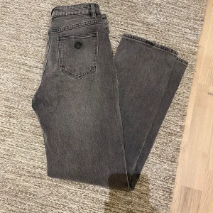 Grå jeans från Abrand Jeans - Snygga grå jeans från Abrand Jeans. De har en rak passform och är tillverkade i ett slitstarkt denimtyg. Perfekta för en avslappnad stil. Använda 1 gång!