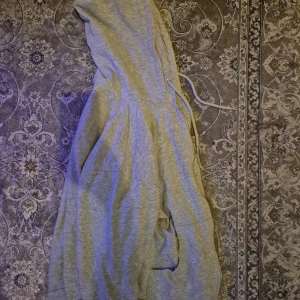 Grå zipup - Säljer en bekväm grå hoodie från lager 156💞
