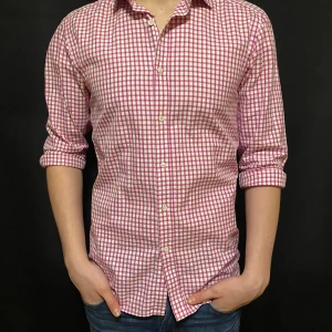 Rutig Stenströms skjorta i rött och vitt - Snygg rutig Stenströms skjorta i rött och vitt med långa ärmar och knappar framtill. Perfekt för en stilren look. Skjortan har en normal passform och är tillverkad i ett bekvämt material.