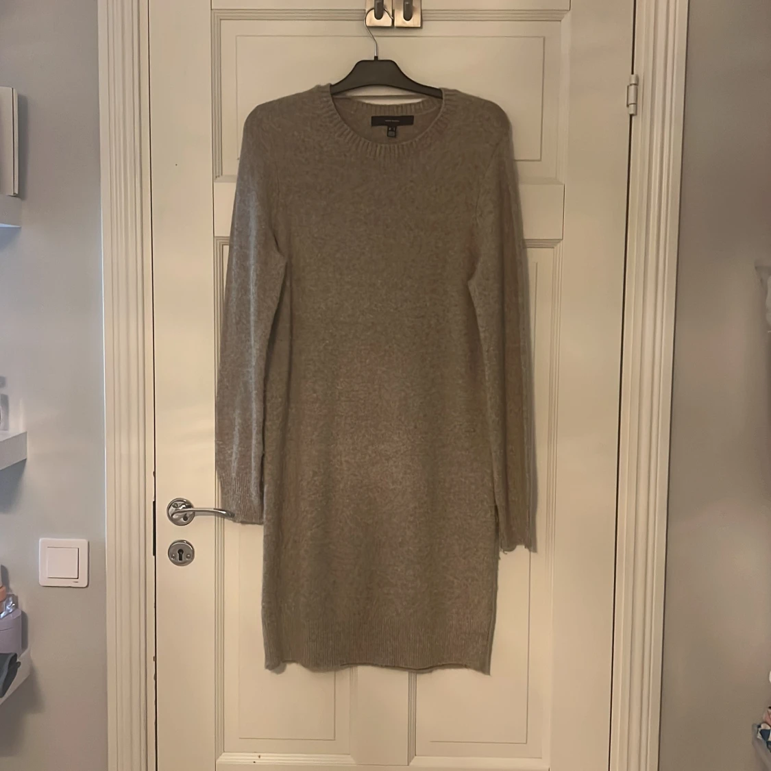 Beige stickad klänning