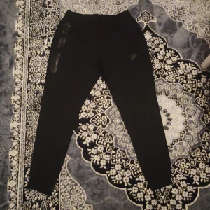 Nike tech byxor new season - Nike tech byxor new season, väldigt bra skick, storlek M men passar även S , Pris kan diskutera