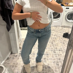 Blå jeans från Zara - Midwaist jeans från Zara som tyvärr inte är min stil längre, endast använda ett fåtal gånger 