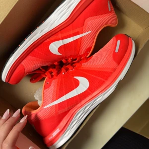 Röd/ orangea Nike sneakers - Helt nya Nike sneakers, säljs då de tyvärr inte kommit till användning.